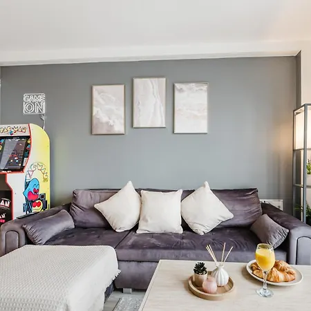 Daire Luxury Centre - Sleeps 4 - Parking