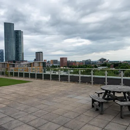 Luxury Centre - Sleeps 4 - Parking