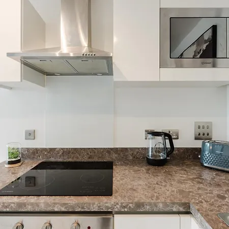 Luxury Centre - Sleeps 4 - Parking
