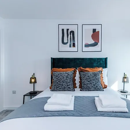 Modern 2br Near Centre *