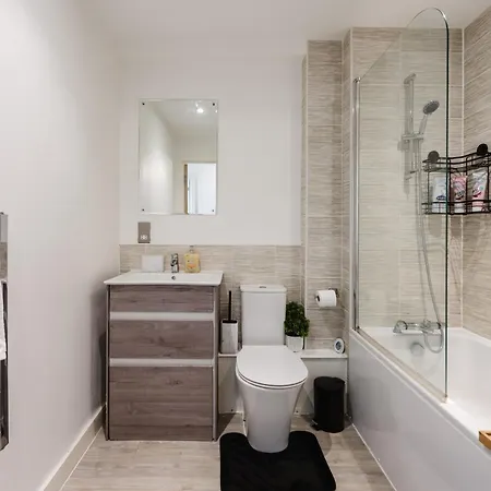 Luxury Centre - Sleeps 4 - Parking *