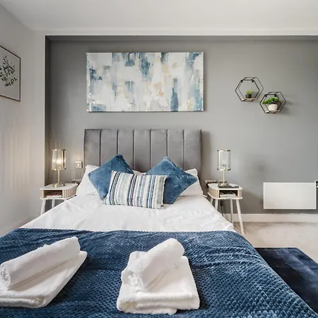 Luxury Centre - Sleeps 4 - Parking