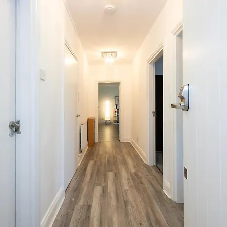 Spacious 2 Bed On Manchester's Famous Canal Street * مانشستر