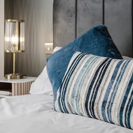 Luxury Centre - Sleeps 4 - Parking