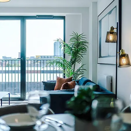 Modern 2br Near Centre *