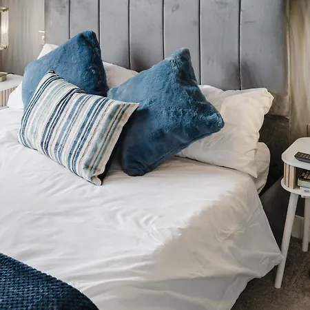 Luxury Centre - Sleeps 4 - Parking *