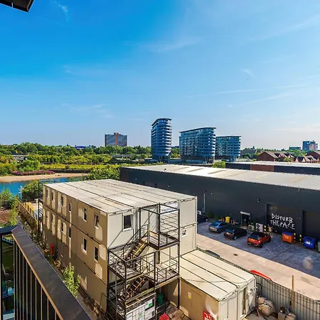 Modern 2br Near Centre *