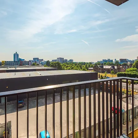 Modern 2br Near Centre *