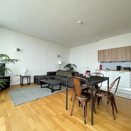Luxury Living, 2-bed With Pool & Gym Appartamento