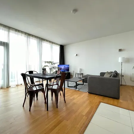 Luxury Living, 2-bed With Pool & Gym Appartamento