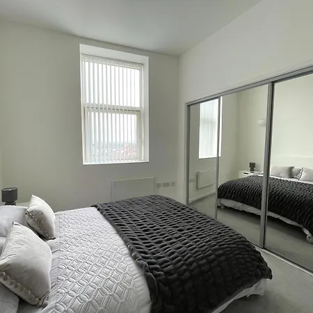 Luxury Living, 2-bed With Pool & Gym *