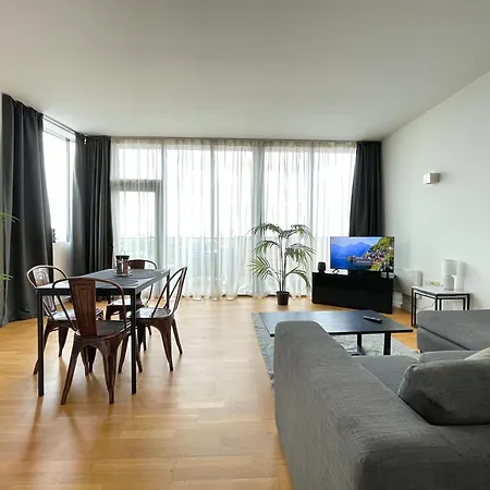 Luxury Living, 2-bed With Pool & Gym Appartamento