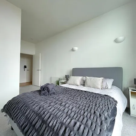 Luxury Living, 2-bed With Pool & Gym Apartman
