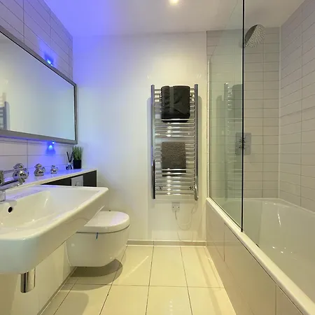 Luxury Living, 2-bed With Pool & Gym Manchester