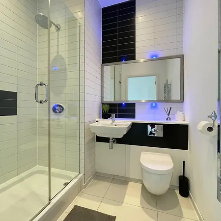 Luxury Living, 2-bed With Pool & Gym