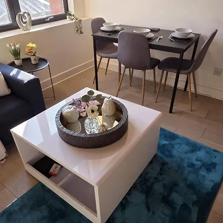 Apartment Modern 2bedroom Fast Wifi Sleeps 5 *