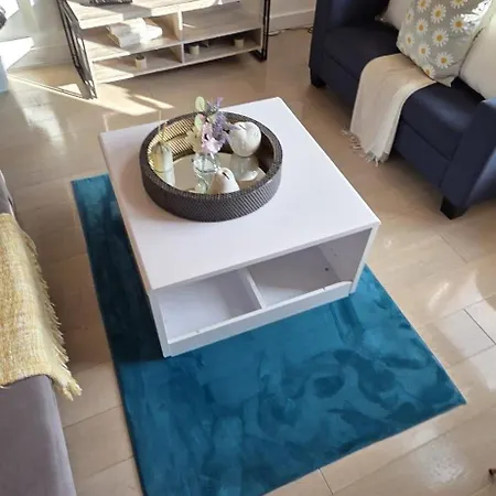 Modern 2Bedroom Apartment Fast Wifi Sleeps 5 *