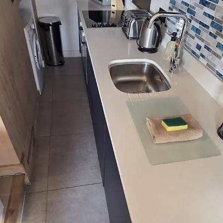 Modern 2Bedroom Apartment Fast Wifi Sleeps 5