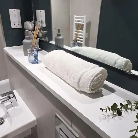 Modern 2bedroom Fast Wifi Sleeps 5 *