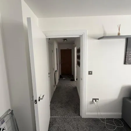 Two Bed Flat, Very Close To Airport, Ground Floor With Parking Apartamento *