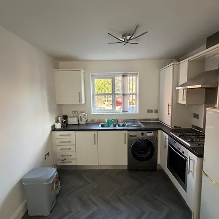 Apartamento Two Bed Flat, Very Close To Airport, Ground Floor With Parking *
