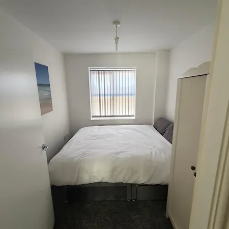 Two Bed Flat, Very Close To Airport, Ground Floor With Parking Apartamento *