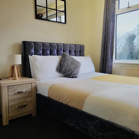Stylish 3-bed In Prestwich With Free Parking *