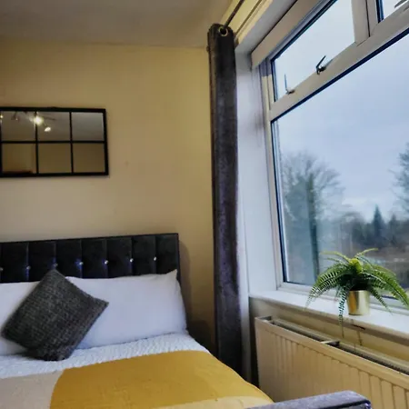 Stylish 3-bed In Prestwich With Free Parking Holiday home Manchester