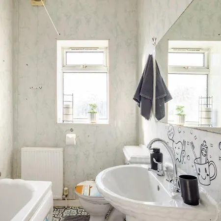 Casa vacanze 2br In Gorton, Free Parking & Wi-fi *