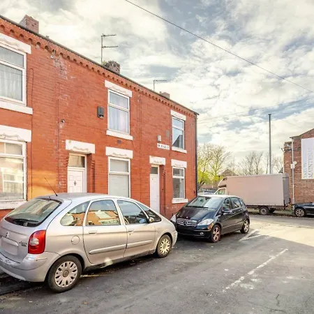 2br In Gorton, Free Parking & Wi-fi *