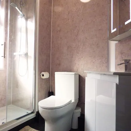 Tatil Evi Spacious 4-bed House In Fallowfield - Sleeps 8