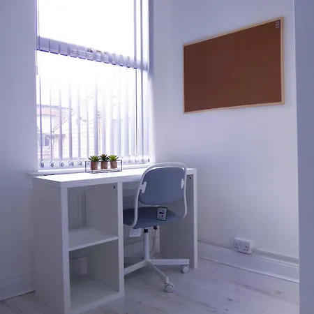Spacious 4-bed House In Fallowfield - Sleeps 8 *
