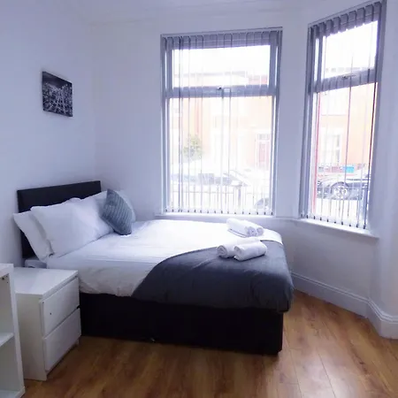 Tatil Evi Spacious 4-bed House In Fallowfield - Sleeps 8 Manchester
