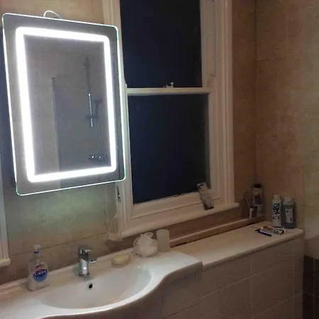 Lovely Single Close To Mufc & Cricket Ground
