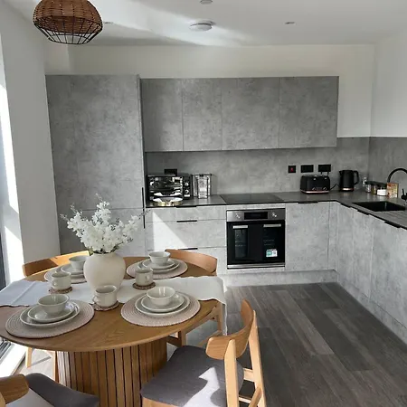 Spacious 2-bedroom With Views In Manchester