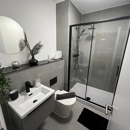 Spacious 2-bedroom With Views In * Manchester
