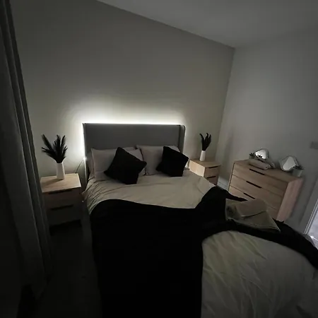 Spacious 2-bedroom With Views In Apartamento *