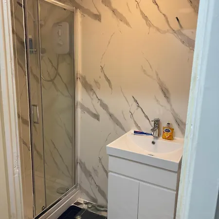 2 Bed Flat Close To Local Amenities In Cheetham Hill Апартаменты Манчестер