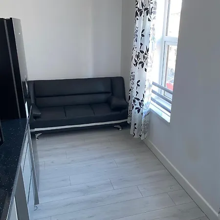 2 Bed Flat Close To Local Amenities In Cheetham Hill Манчестер