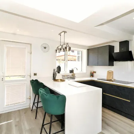 Keystone Cosy 4 Bed House Manchester