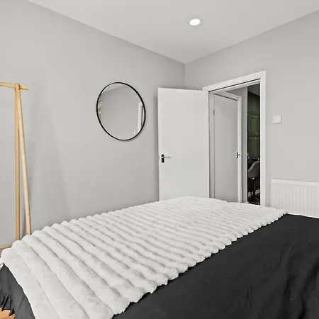 Modern & Stylish 2-bed Flats In Apartamento