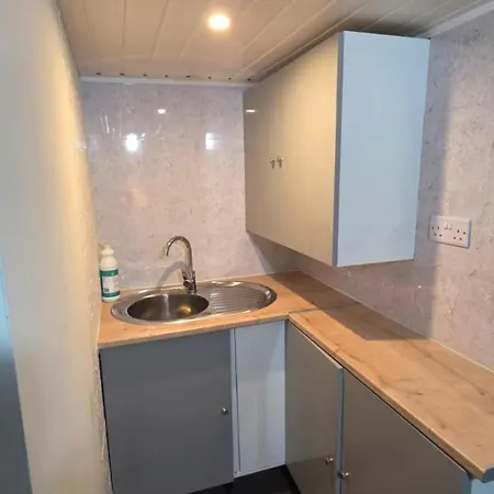 Beautiful Homebased Basement Манчестер
