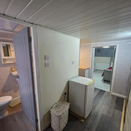 Beautiful Homebased Basement Манчестер