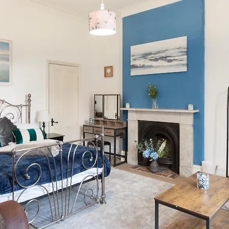 Victorian Elegance At Kingscliffe, Sleeps 16 Manchester