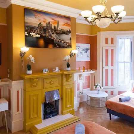 Villa Victorian Elegance At Kingscliffe, Sleeps 16 Manchester