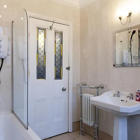 Villa Victorian Elegance At Kingscliffe, Sleeps 16