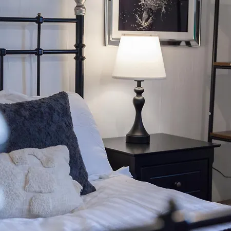 Villa Victorian Elegance At Kingscliffe, Sleeps 16 *