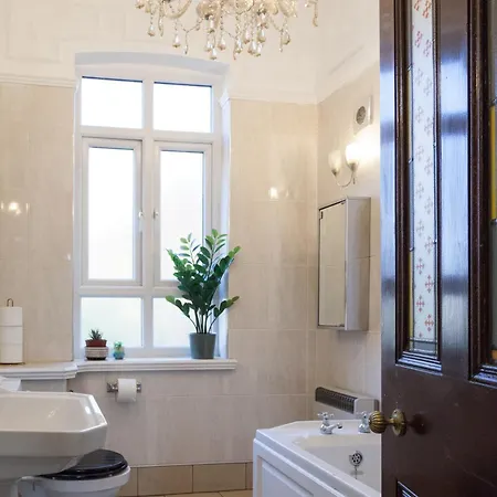 Villa Victorian Elegance At Kingscliffe, Sleeps 16 Manchester