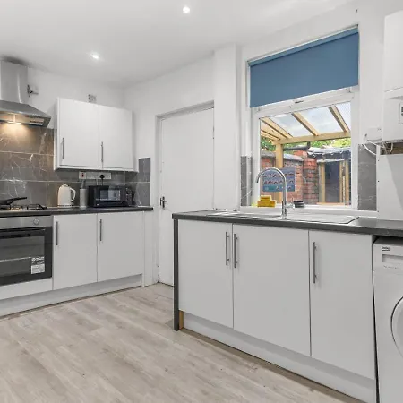 Апартаменты Spacious 4br 4bath With Free Parking In