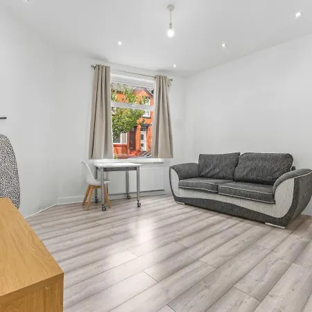 Апартаменты Spacious 4br 4bath With Free Parking In Манчестер
